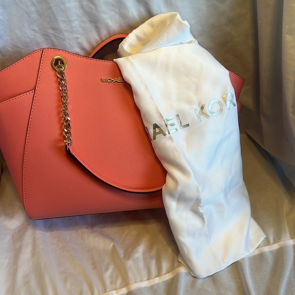 NWT Michael kors Jet set travel purse! Comes with dust bag. Retails $378. Pink! - Picture 2 of 8